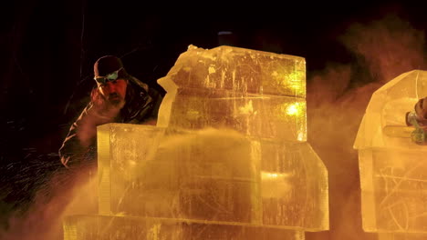 Eisbildhauer-Bastelt-Eisskulpturen-Unter-Nachtlichtern