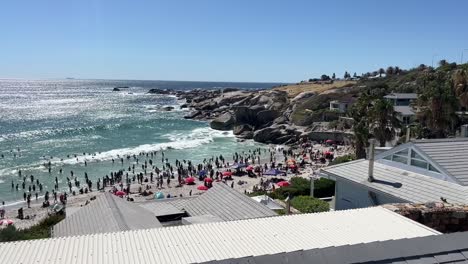 Playa-Llena-De-Gente-En-Camps-Bay-Beach-En-Camps-Bay,-Cerca-De-Ciudad-Del-Cabo,-Sudáfrica