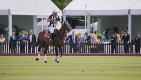 El-árbitro-De-Polo-Recorre-El-Campo-Con-Una-Camiseta-A-Rayas-Blancas-Y-Negras.