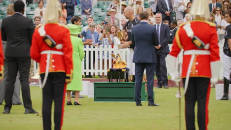 La-Reina-Isabel-II-Observa-Al-Jugador-De-Polo-Recoger-El-Trofeo-Y-Hacer-Una-Reverencia