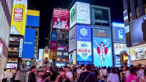 Lapso-Nocturno-De-Multitudes-Ocupadas-Y-Letreros-Iluminados-En-El-Puente-Ebisubashi-En-El-Canal-Dotonbori-Osaka,-Japón