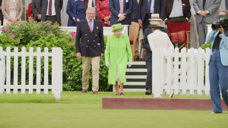 La-Reina-Isabel-II-Camina-Hacia-El-Campo-De-Polo-Para-Entregar-Trofeos-Mientras-Es-Fotografiada-Por-La-Prensa.