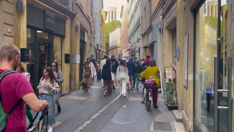 Überfüllte-Straßenszene-In-Aix-en-Provence-Mit-Fußgängern-Und-Geschäften,-Tagsüber