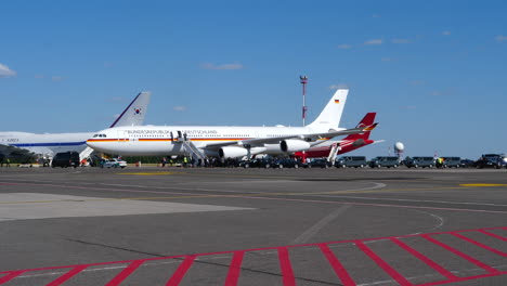 Llegada-Del-Representante-De-La-Cumbre-De-La-OTAN-A-Un-Avión-De-La-Luftwaffe-De-La-República-Federal-De-Alemania-Con-Equipos-De-Seguridad-Estacionados-En-La-Pista-De-Vilnius