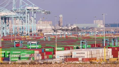 Nahaufnahme-Von-Seehafen-Versandcontainern-Am-Langen-Strand