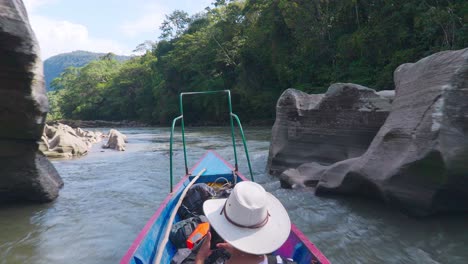 Barco-Navegando-A-Través-De-Cañones-De-Río-En-Oxapampa,-Perú,-Con-Exuberante-Vegetación