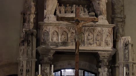 Hermoso-Monumento-Tallado-En-Piedra-Dentro-De-La-Iglesia-Italiana-De-Gesu-Nuovo