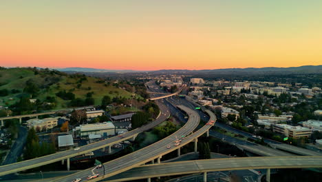 Coches-De-Policía-En-La-Carretera-Interestatal-680-Al-Atardecer-De-La-Hora-Dorada-En-Walnut-Creek,-Contra-Costa,-California