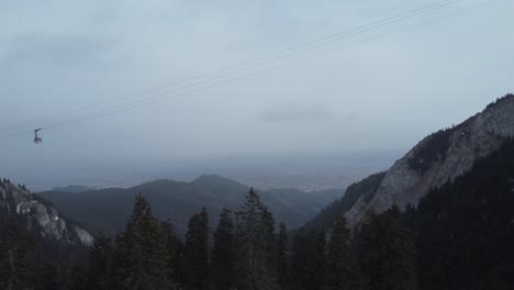 Teleférico-En-Los-Alpes-Nevados,-Transportando-Esquiadores-En-Invierno