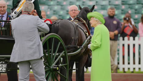 La-Reina-Isabel-Habla-Y-Se-Ríe-Con-El-Conductor-Del-Carruaje-En-Un-Espectáculo-Anual