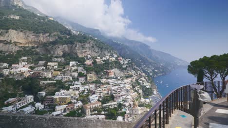 Reisende-überprüfen-Fotos-In-Der-Nähe-Einer-Riesigen-Malerischen-Klippe-|-Positano,-Italien,-Malerischer-Sommer,-Klippenhang,-Immersiver-Reisetourismus,-Berghang,-Europa,-Wandern,-Wackelig,-4k