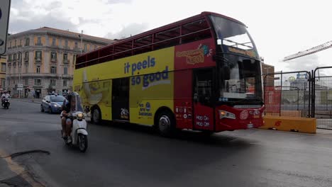 El-Tráfico-Cotidiano-Se-Desplaza-A-Través-De-Obras-Viales-Urbanas-Italianas.