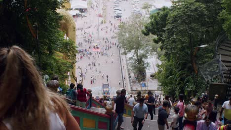 Touristen-Steigen-Die-Treppe-Am-Eingang-Der-Batu-Höhlen-Hinab