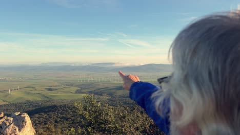 Die-Hand-Einer-Person-Zeigt-Tagsüber-Auf-Ferne-Landschaften-Und-Verkörpert-Das-Konzept-Des-Wanderns-Und-Spazierengehens-In-Der-Natur