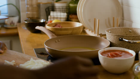 People-preparing-the-dinner