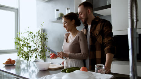 Pareja-Hablando-En-La-Cocina