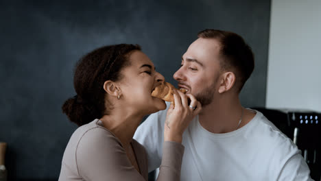 Couple-having-breakfast-at-home