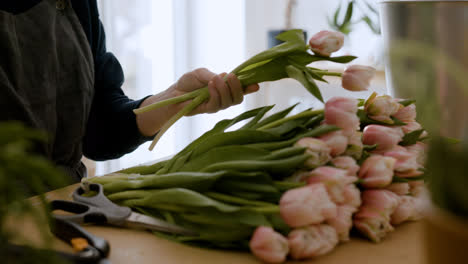 Florist-working-in-the-shop