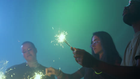 Freunde-Tanzen-Auf-Der-Party