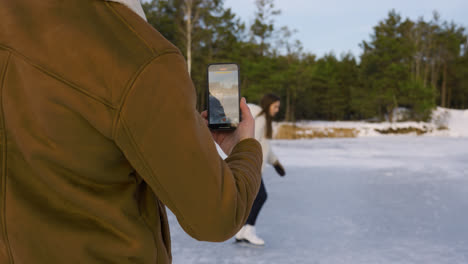 Hombre-Filmando-A-Su-Novia-Para-Las-Redes-Sociales