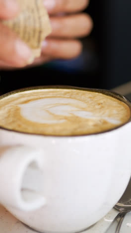 Frau-Gibt-Braunen-Zucker-Auf-Kaffee