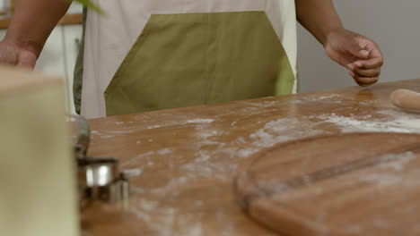 Pareja-Trabajando-En-La-Cocina