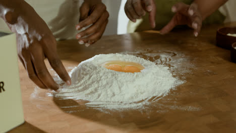 Pareja-Cocinando-En-La-Cocina