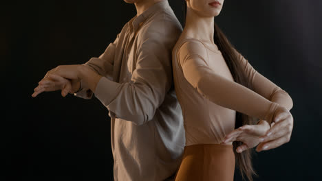 Man-and-woman-dancing-in-studio