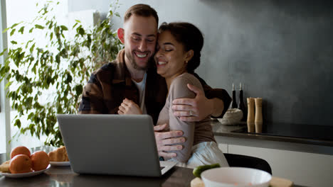 Hermosa-Pareja-Viendo-Un-Vídeo-En-Una-Computadora-Portátil-En-Casa