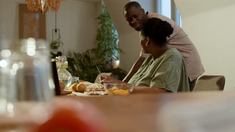 Leute-Die-Das-Abendessen-Vorbereiten