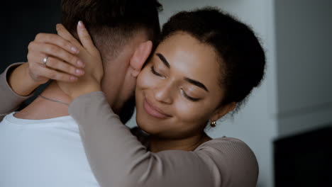 Pareja-Feliz-En-Casa