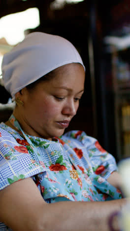 Mujer-Trabajando-En-Un-Restaurante-Latino