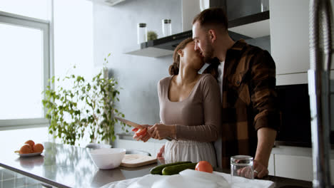 Pareja-Hablando-En-La-Cocina