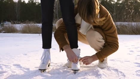 Young-couple-on-the-snow