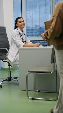 Mujer-Entrando-Al-Consultorio-Del-Médico