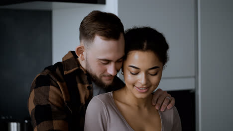 Pareja-En-La-Cocina