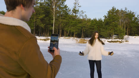 Hombre-Filmando-A-Su-Novia-Para-Las-Redes-Sociales