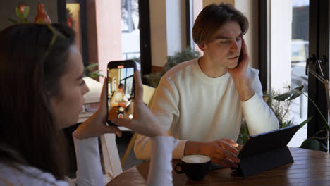 Mujer-Filmando-A-Su-Novio-Para-Redes-Sociales