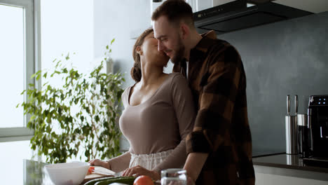 Pareja-Besándose-En-La-Cocina