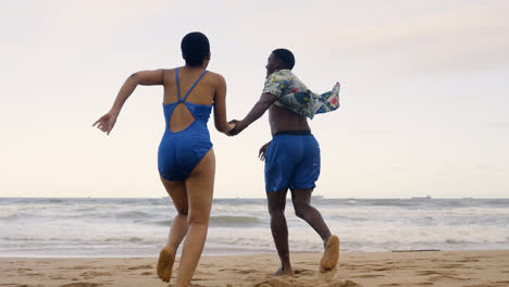 Couple-running-towards-the-sea