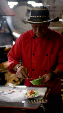 Hombre-Trabajando-En-Un-Restaurante-Latino