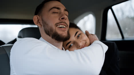 Pareja-Joven-En-Un-Vehículo