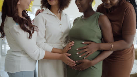 Pregnant-woman-with-friends