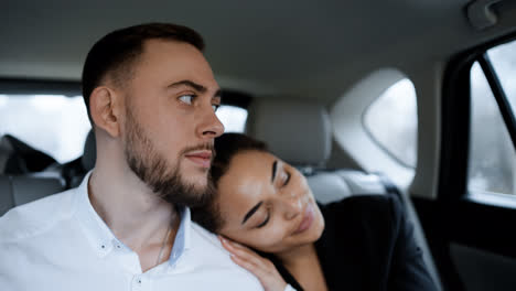 Pareja-Joven-En-Un-Vehículo