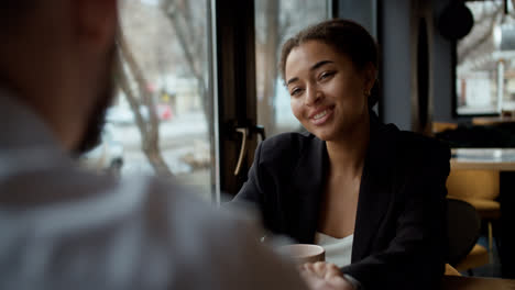 Couple-talking-in-a-cafe