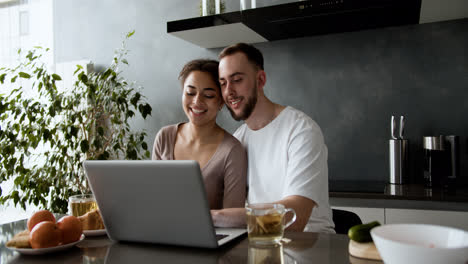 Encantadora-Pareja-Hablando-En-Casa