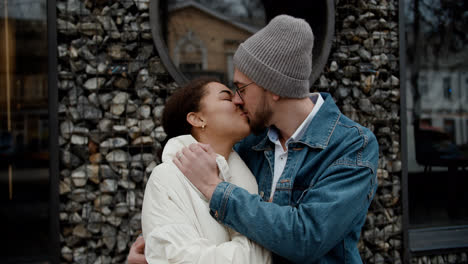 Happy-couple-kissing-at-the-street