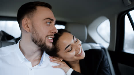 Pareja-Joven-En-Un-Vehículo