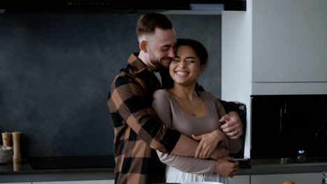 Pareja-Romantica-En-La-Cocina