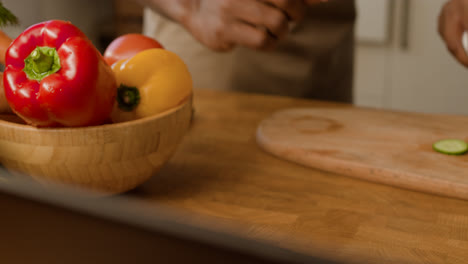 Couple-preparing-the-dinner